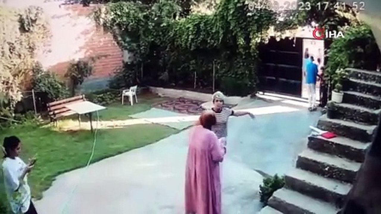 74 yaşındaki kadını sopalarla darp ettiler. O anlarda güvenlik kamerası kayıttaydı