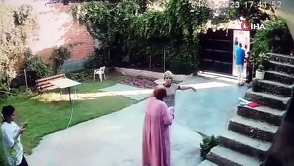 74 yaşındaki kadını sopalarla darp ettiler. O anlarda güvenlik kamerası kayıttaydı