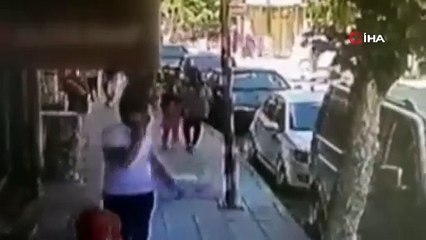 Kaldırımda yürüyen baba-kızın üstüne beton parçalarının düştüğü anlar kamerada