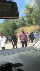 Depremzedeler sahipsiz bırakıldı. Su alabilmek için güneş altında sıra bekliyorlar