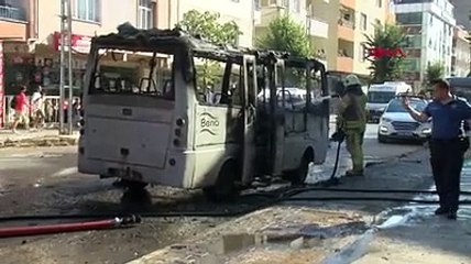 Pendik’te servis minibüsü alev alev yandı