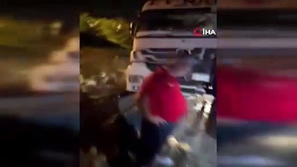 Sebze ve meyve yüklü kamyonetle tır çarpıştı