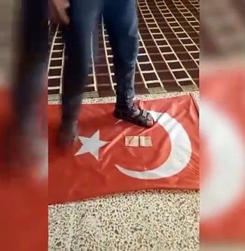 Türk bayrağını ve Türk parasını yere serip çiğnedi