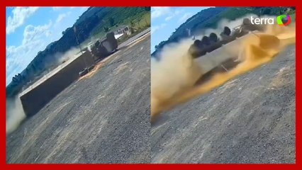 Carreta tomba e causa 'onda de milho' em rodovia no interior de MG