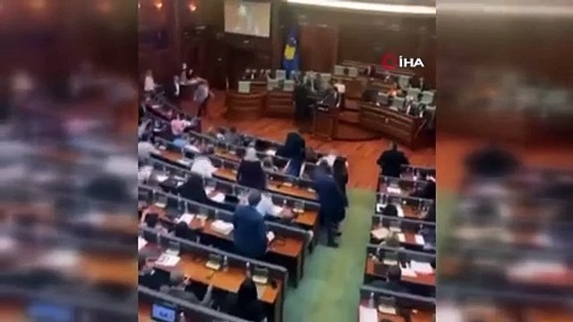 Mecliste yumruk yumruğa kavga