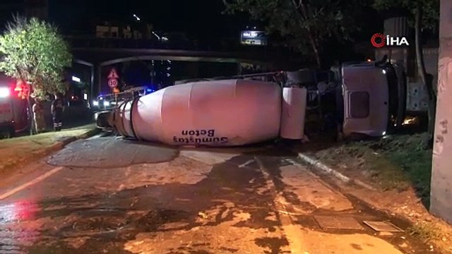 Kontrolden çıkıp virajı alamayan beton mikseri yan yattı