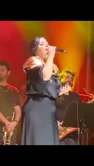 Ünlü türkücü Zara sahnede neye uğradığını şaşırdı.