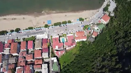 Çamurlu su denizin rengini kahverengiye çevirdi