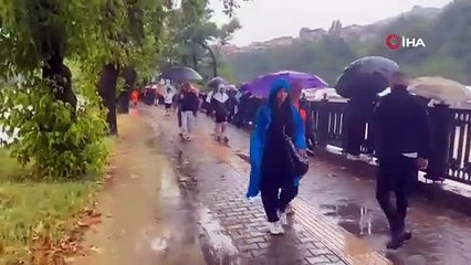 Sağanak yağış asma köprüyü yıktı