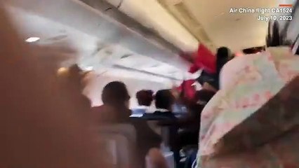 Yolcu uçağındaki türbülansa girdi 2 kişi havalanıp tavana çarptı. Çığlık sesleri yankılandı