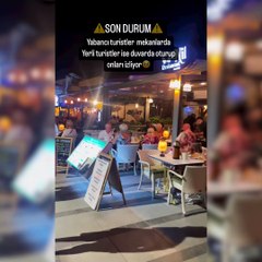 Yabancı turistler Dolar ve Euro bozdurup lokantalarda yemek yedi, yerli turistler kıyıda oturup izledi