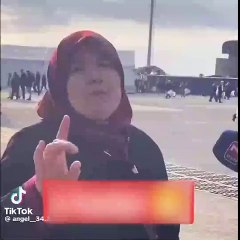 Sokak röportajında konuşan kadın:  Türkiye'nin her yerinden güldür güldür petrol akıyor