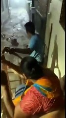 Hindistan'da sel felaketi. İnsanlar sularda sürüklendi