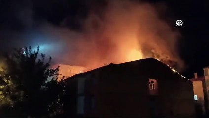 Depremde ağır hasar alan bina alev topuna döndü
