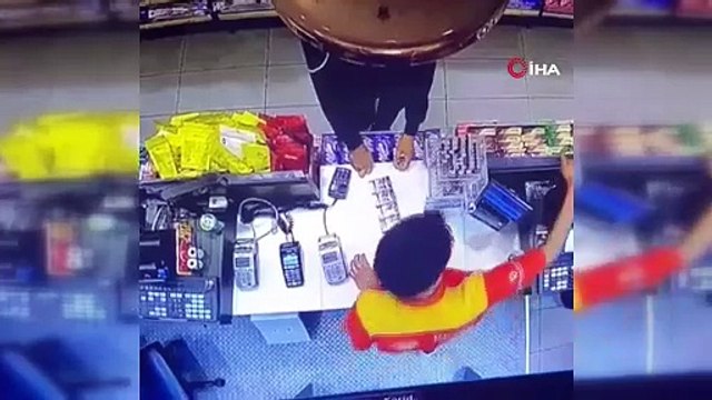 İstanbul’da saniyeler içinde telefon çalan hırsızlar kameralara yakalandı