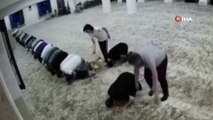 Namaz vaktinde camiye giren köpek cemaate zor anlar yaşattı