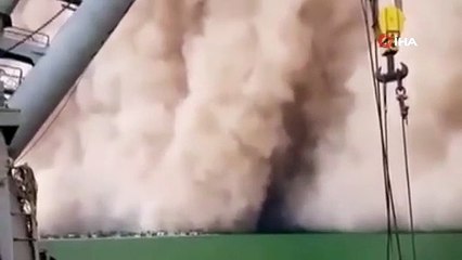 Şehri kum fırtınası vurunca gökyüzü turuncuya döndü