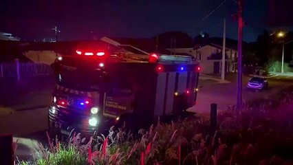 Bombeiros combatem incêndio em vegetação no Country