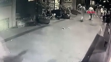 Beyoğlu'nda bıçaklı kavga saniye saniye kameralara yansıdı