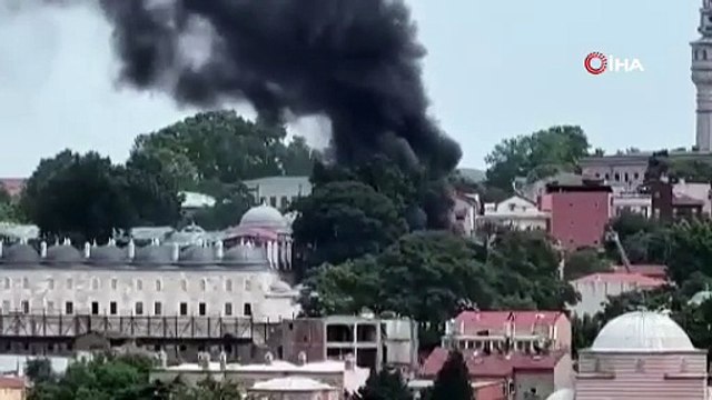 Fatih'te 3 katlı ahşap binada yangın. İlçeyi duman kapladı