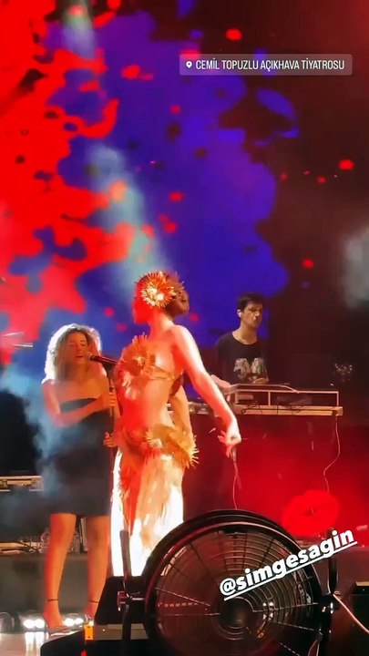 Şarkıcı Simge Sağın sahneye yılbaşı çamı gibi çıktı