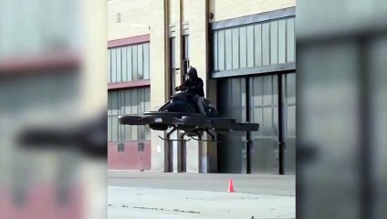 550.000 dolarlık fiyat etiketiyle, Dünyanın ilk uçan motosikleti yapıldı