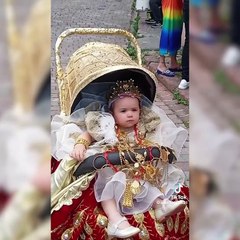 Kobra Murat torununun bebek arabasını kuyumcu dükkanına çevirdi. Görenler ''Bizim de dedemiz ol'' dedi