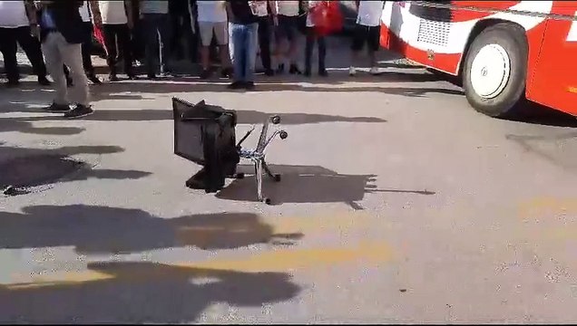 Tanju Özcan, CHP önüne koltuk fırlattı; 'Kılıçdaroğlu al bu koltuğu git evinde otur, torunlarını sev'