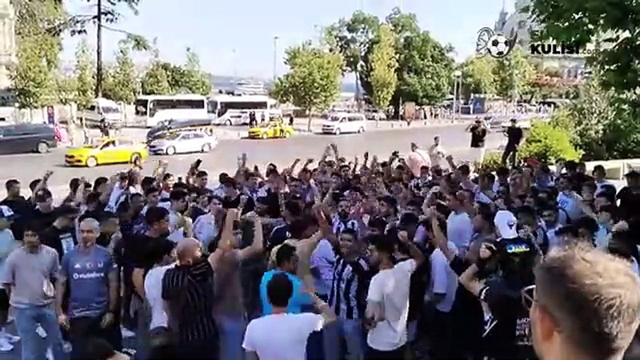 Beşiktaş taraftarları kulübü bastı. Yönetim polis çağırdı