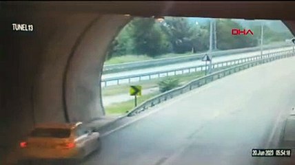 Tünel çıkışında kaza: Otomobil bariyerin üzerine çıktı