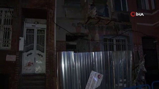 Balat'ta 3 katlı binanın balkonu çöktü