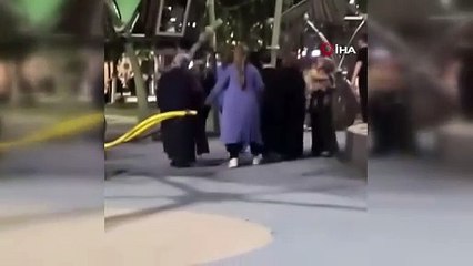 Kadınların kavgasını çevredekiler güçlükle ayırabildi