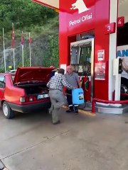 Vatandaş zamlı benzini almaya oynayarak gitti. Bu bir oynatmaya az kaldı haberidir