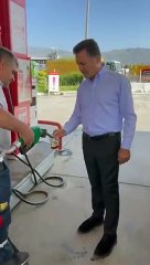 Mustafa Sarıgül'den zam isyanı: 10 lirayla teker nasıl dönecek? Benzini bardakla aldı arabanın tekerine döktü