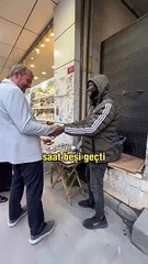 Belediye başkanı ile Senegalli saatçi arasındaki diyalog güldürdü
