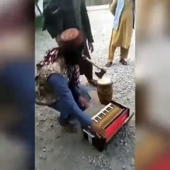 Taliban caiz olmadığı gerekçesiyle müzik aletlerini kırdı