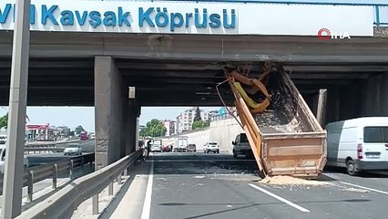 Kasası açılan TIR köprüye sıkıştı