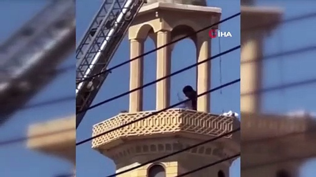 İntihar etmek için minareye çıkan adamı cemaat tekme tokat döverek hayata döndürdü