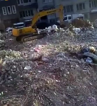 Depremin 135. gününde enkazdan kadın cesedi çıkarıldı