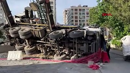 Kadıköy'de metro şantiyesinde vinç devrildi