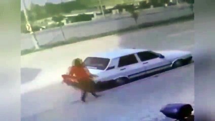 Adana’da bir kadın arabanın üstüne çıkıp dans etti. Yer yine Adana