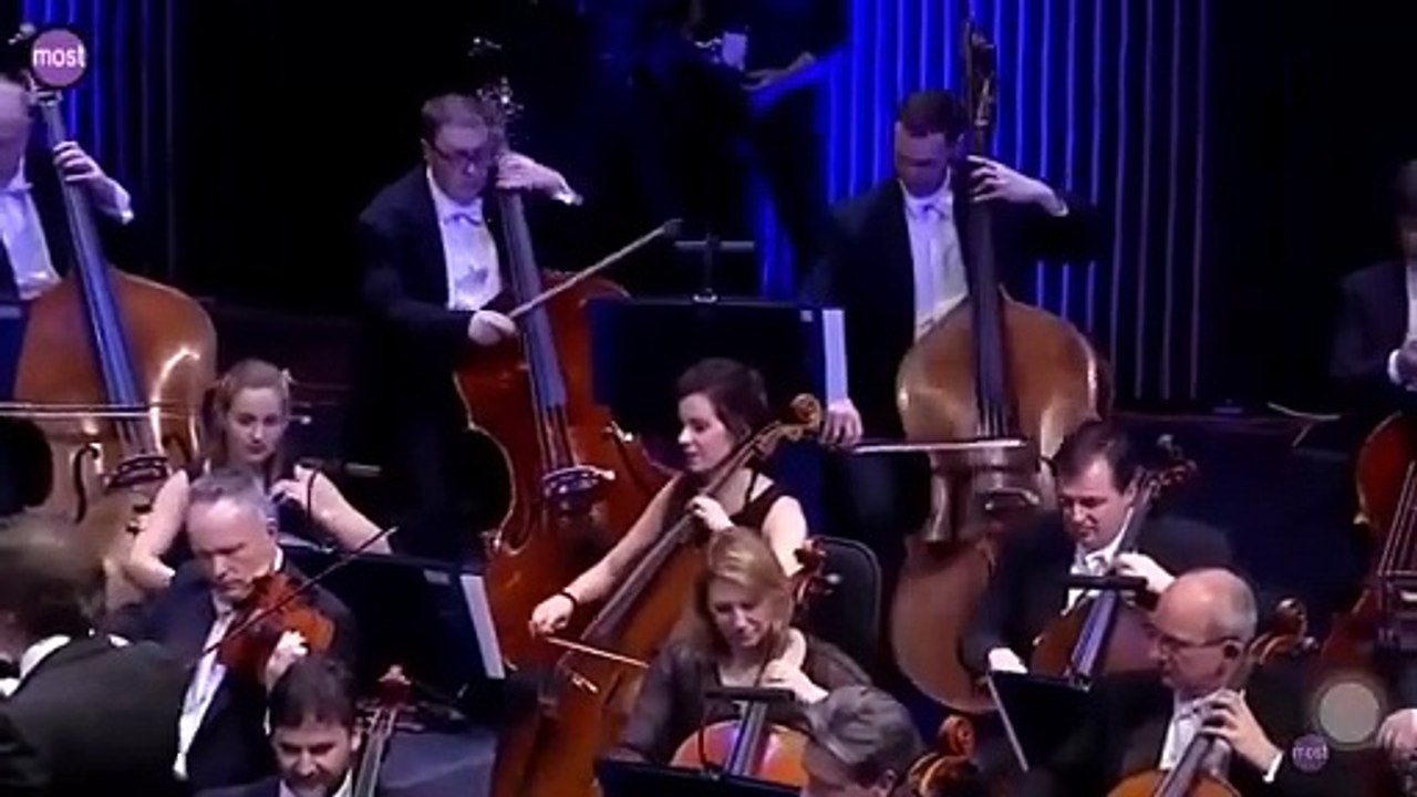 İngiliz Kraliyet Orkestrası  Sezen Aksu'yu Sezen Aksu'dan daha iyi çaldı. Efsaneler arasına girdi