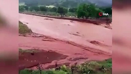 İkinci kez selin vurduğu köyde dereler taştı yol çöktü