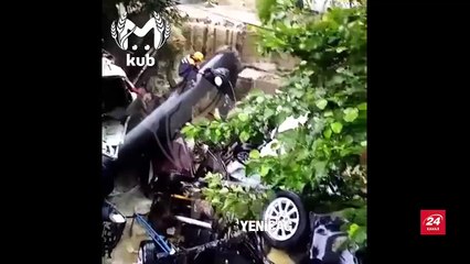 Sel vurdu asfalt yırtıldı. Sokaklarda araç enkazları baraj oluşturdu