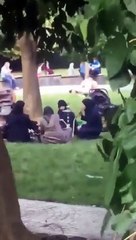 Suriyeli kadınlar açık alanda nargile içtiler. Onlara yasak yok