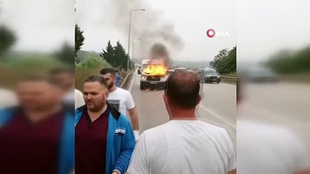 Servis minibüsü alev alev yandı