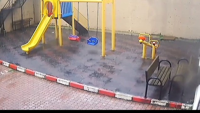 Sel suları çocuk parkını yuttu