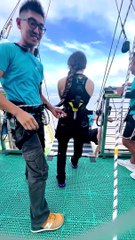 Kaptan pilot Yağmur Sarıoğlu 233 metreden kendini boşluğa bırakarak dünya rekoru kırdı