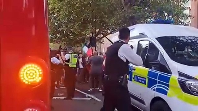 Mülteciler saldırdı polis canını zor kurtardı. Bu görüntüler Londra’nın göbeğinde çekildi