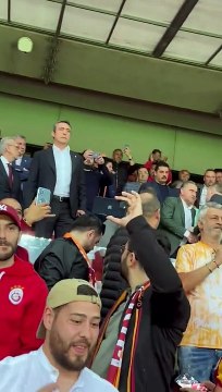 Derbide Ali Koç'un yüzüne 'Uğurlar olsun' şarkısını söyleyip kaydettiler